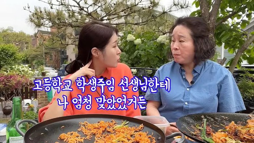 Xôn xao vụ việc nữ nghệ sĩ đổ lỗi cho mẹ ruột khi bị giáo viên chủ nhiệm đánh - Ảnh 3. Xôn xao vụ việc nữ nghệ sĩ đổ lỗi cho mẹ ruột khi bị giáo viên chủ nhiệm đánh - Ảnh 3.