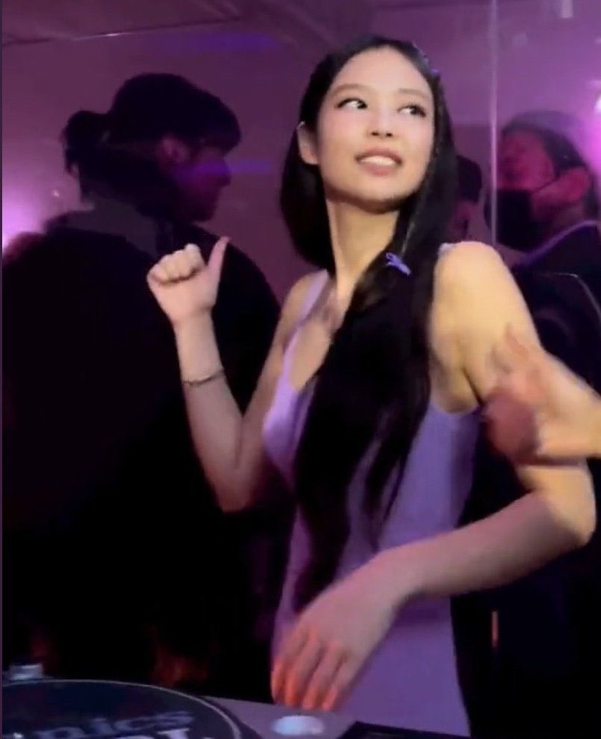 Jennie (BLACKPINK) đứng ngay gần Jungkook (BTS) tại sự kiện khủng: V được réo gọi ngay và luôn  - Ảnh 3.