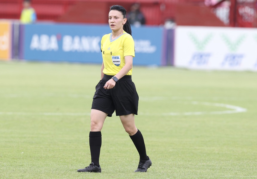 Nữ trọng tài cực ngầu gây tranh cãi lớn khi không cho ĐT Việt Nam hưởng penalty - Ảnh 4.