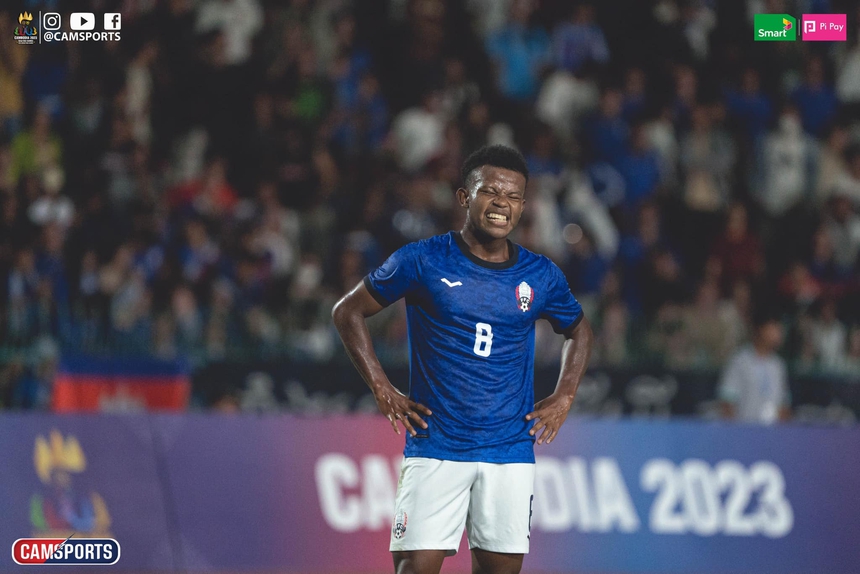 Cầu thủ U22 Campuchia gục đầu sau trận thua bẽ bàng, HLV Honda được tổ chức chia tay ngay tại sân - Ảnh 2.