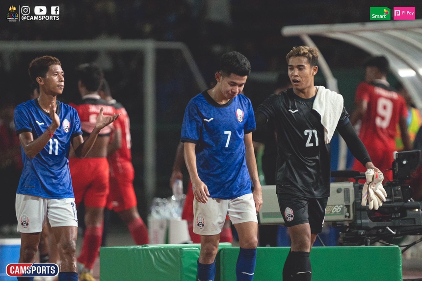 Cầu thủ U22 Campuchia gục đầu sau trận thua bẽ bàng, HLV Honda được tổ chức chia tay ngay tại sân - Ảnh 3.