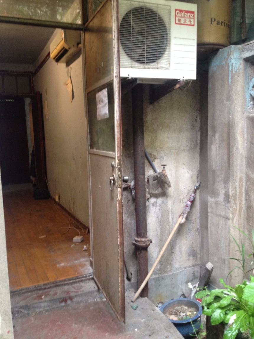 Cặp vợ chồng trẻ 'đánh liều' mua nhà bỏ hoang 53 tuổi, chi tiền cải tạo thành nhà đẹp như resort hạng sang - Ảnh 1.