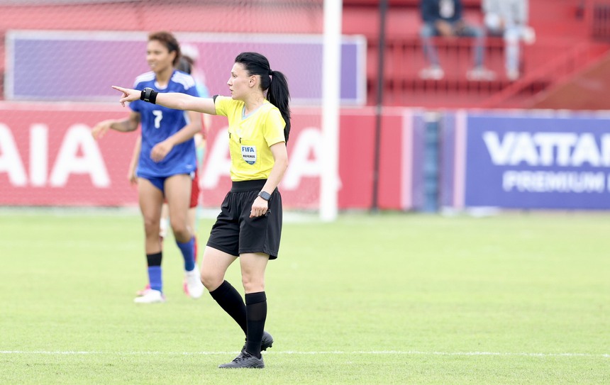 Nữ trọng tài cực ngầu gây tranh cãi lớn khi không cho ĐT Việt Nam hưởng penalty - Ảnh 6.