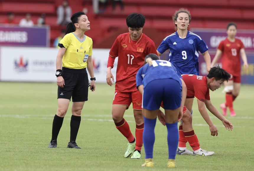 Nữ trọng tài cực ngầu gây tranh cãi lớn khi không cho ĐT Việt Nam hưởng penalty - Ảnh 7.