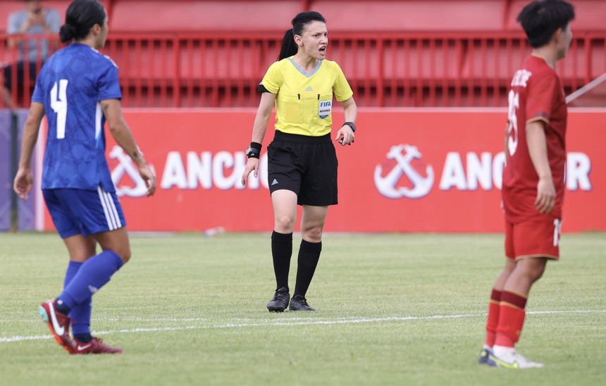 Nữ trọng tài cực ngầu gây tranh cãi lớn khi không cho ĐT Việt Nam hưởng penalty - Ảnh 8.