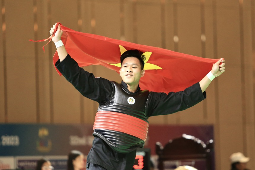 Võ sĩ Việt áp đảo khiến đối thủ phải nhận số điểm âm, giành HCV SEA Games đầy thuyết phục - Ảnh 3. Võ sĩ Việt áp đảo khiến đối thủ phải nhận số điểm âm, giành HCV SEA Games đầy thuyết phục - Ảnh 3.