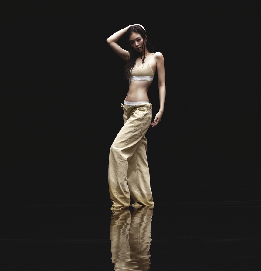 CALVIN KLEIN kết hợp cùng JENNIE (BLACK PINK) ra mắt BST phiên bản giới hạn - Ảnh 5. CALVIN KLEIN kết hợp cùng JENNIE (BLACK PINK) ra mắt BST phiên bản giới hạn - Ảnh 5.