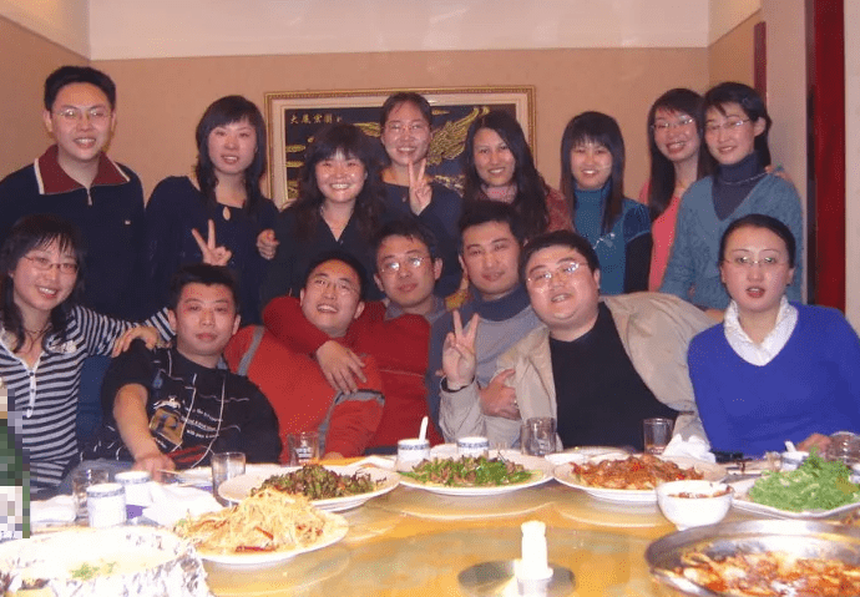 Tại buổi họp lớp sau 7 năm, tôi nhận ra: Lớn lên, chẳng ai hỏi ngày xưa được mấy giấy khen mà chỉ muốn biết "lương bạn bao nhiêu" - Ảnh 2.