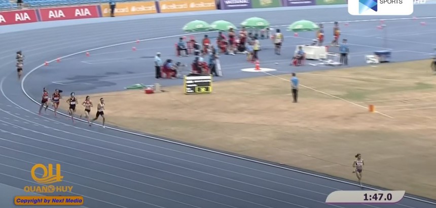 Khoảnh khắc Nguyễn Thị Oanh bứt tốc không tưởng giành Vàng, chạy một mình trên sân bỏ lại tất cả đối thủ - Ảnh 3.