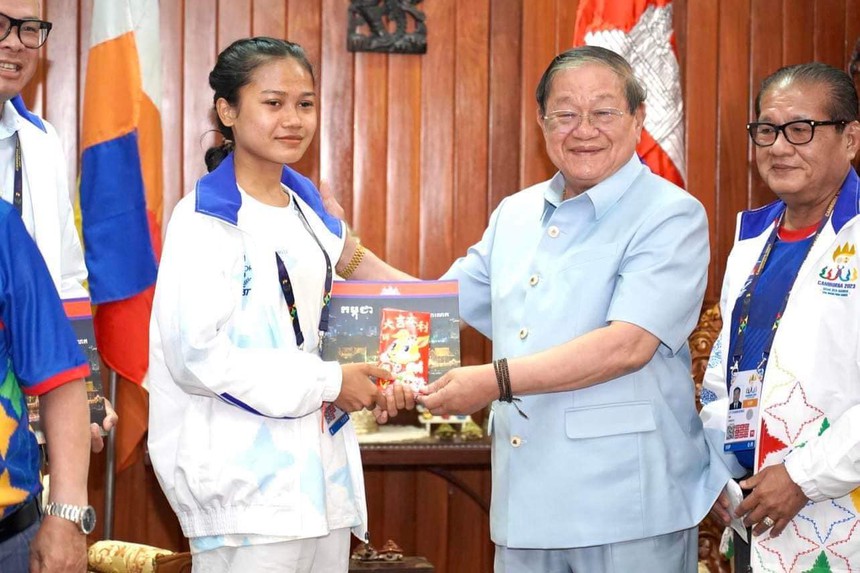 Thủ tướng Hun Sen thưởng 10.000 USD cho VĐV Campuchia vừa chạy vừa khóc trong mưa - Ảnh 4. Thủ tướng Hun Sen thưởng 10.000 USD cho VĐV Campuchia vừa chạy vừa khóc trong mưa - Ảnh 4.