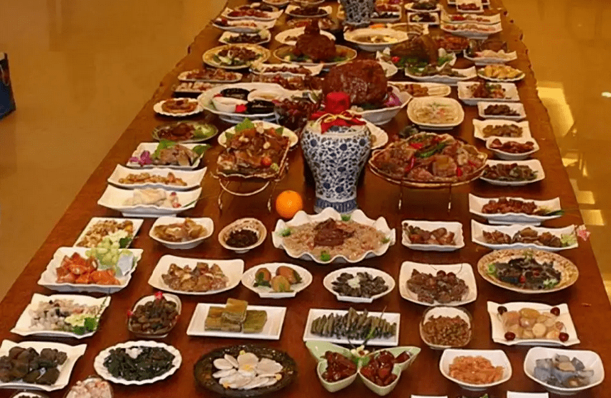 Càn Long mời hơn 3.000 cụ già đến ăn tiệc, không ngờ về nhà lần lượt lìa trần, là do Hoàng đế sát hại? - Ảnh 4. Càn Long mời hơn 3.000 cụ già đến ăn tiệc, không ngờ về nhà lần lượt lìa trần, là do Hoàng đế sát hại? - Ảnh 4.