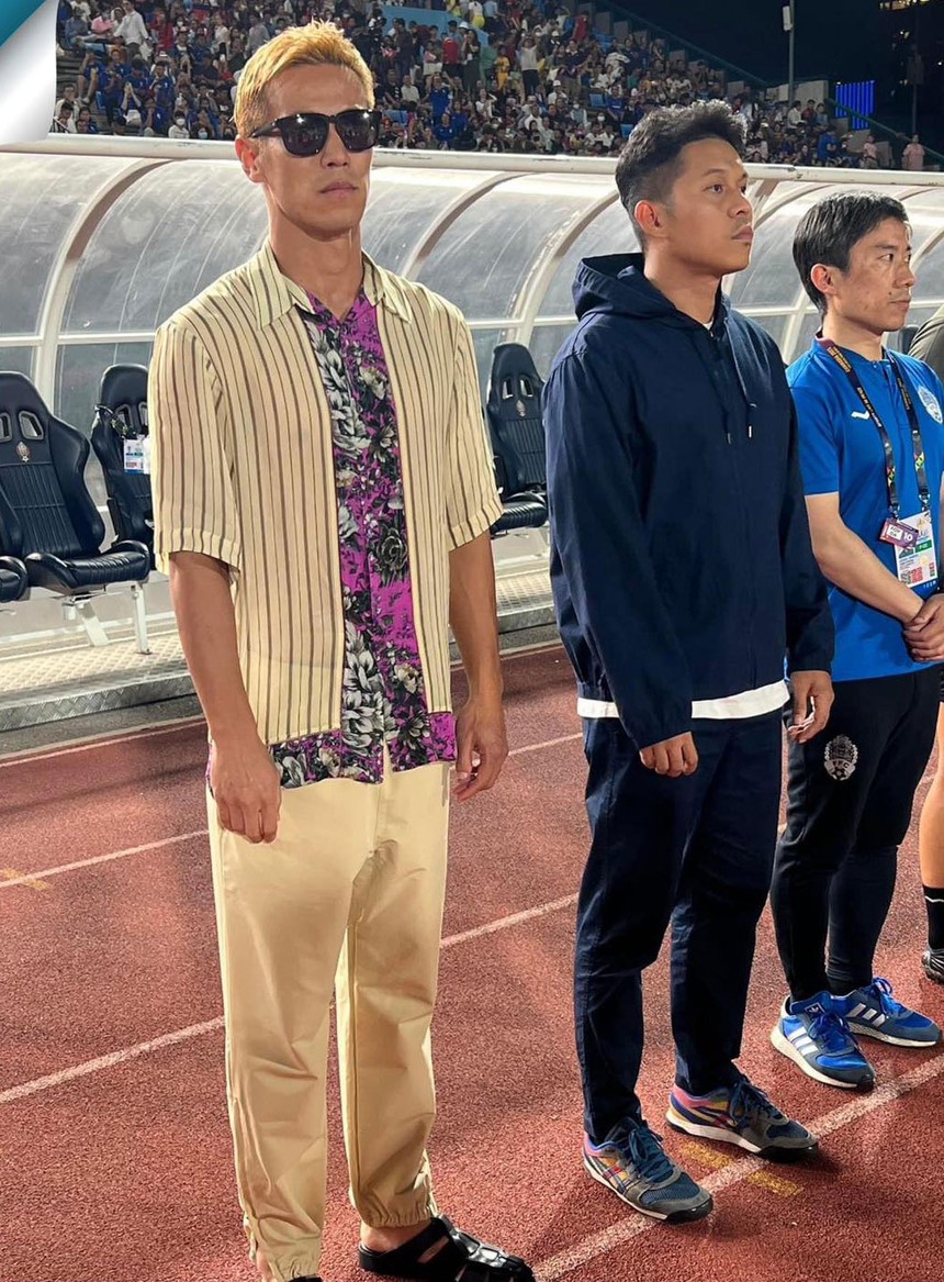 HLV Honda tiếp tục phong cách thời trang 'thảm họa', nổi bật nhất SEA Games - Ảnh 2.