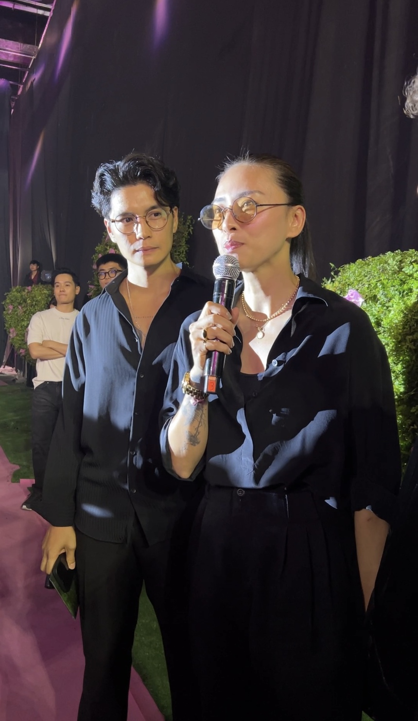 Huy Trần và Ngô Thanh Vân nắm tay không rời ở sự kiện, netizen khẳng định yêu lắm mới được vậy! - Ảnh 3.