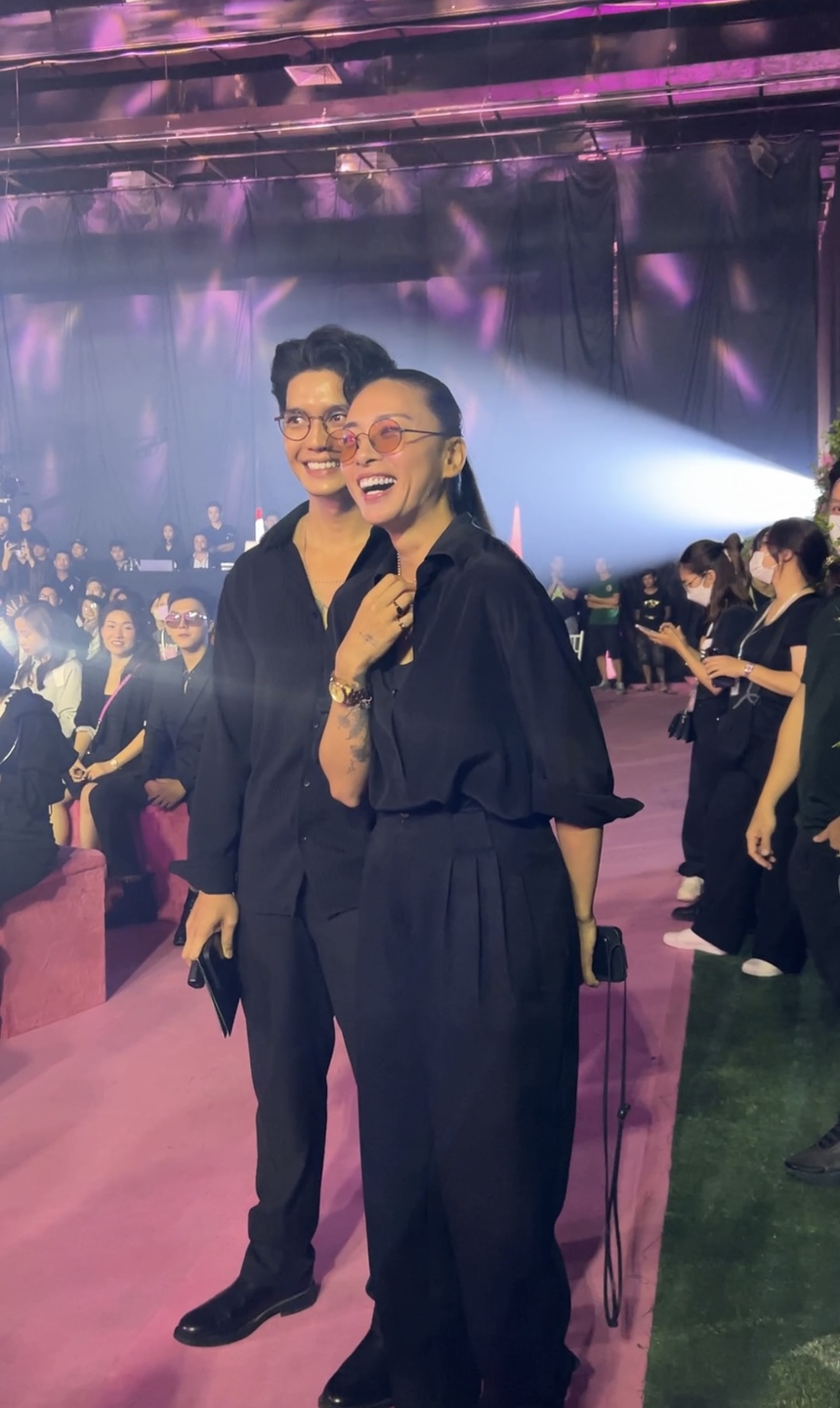 Huy Trần và Ngô Thanh Vân nắm tay không rời ở sự kiện, netizen khẳng định yêu lắm mới được vậy! - Ảnh 2.