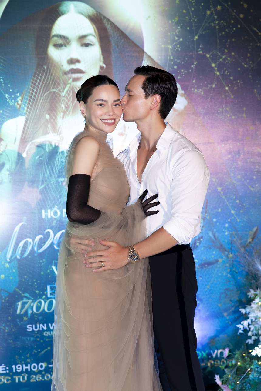 Kim Lý nói tiếng Việt phải cần chú thích, nhưng khi nịnh Hà Hồ lại tròn vành rõ chữ: 'Vợ rất giỏi, là số 1' - Ảnh 3.