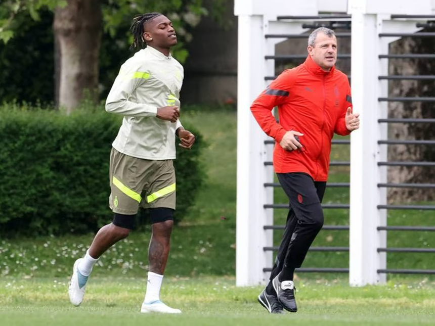 Rafael Leao tập riêng trước trận bán kết lượt đi cúp C1 với Inter Milan Rafael Leao tập riêng trước trận bán kết lượt đi cúp C1 với Inter Milan