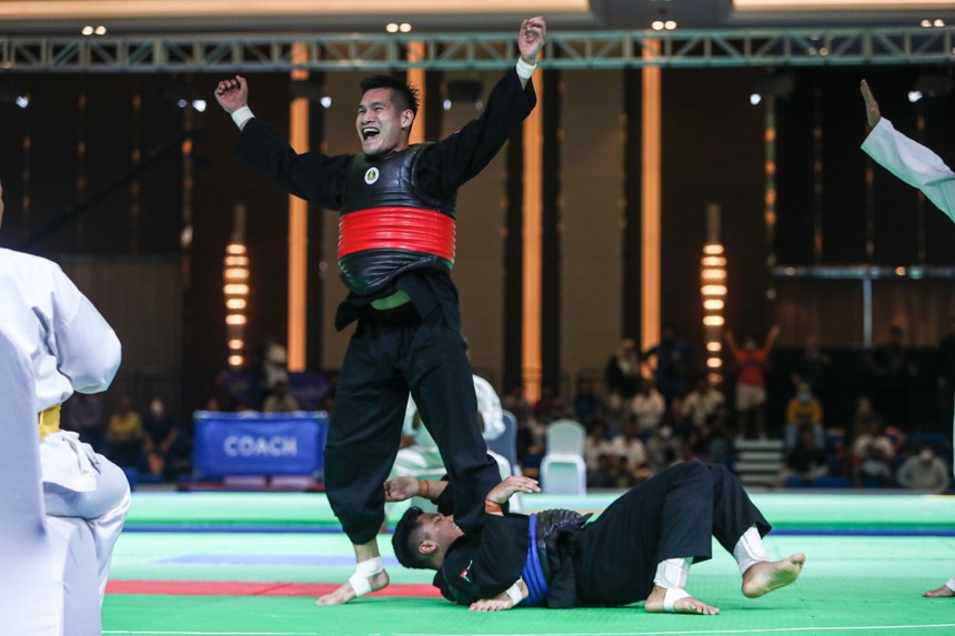 Đánh một trận đẳng cấp thế giới, võ sĩ Việt Nam đoạt HCV theo kịch bản thót tim - Ảnh 8. Đánh một trận đẳng cấp thế giới, võ sĩ Việt Nam đoạt HCV theo kịch bản thót tim - Ảnh 8.