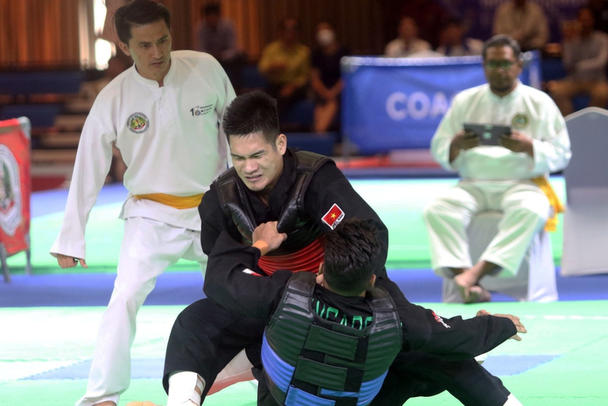 Đánh một trận đẳng cấp thế giới, võ sĩ Việt Nam đoạt HCV theo kịch bản thót tim - Ảnh 3. Đánh một trận đẳng cấp thế giới, võ sĩ Việt Nam đoạt HCV theo kịch bản thót tim - Ảnh 3.