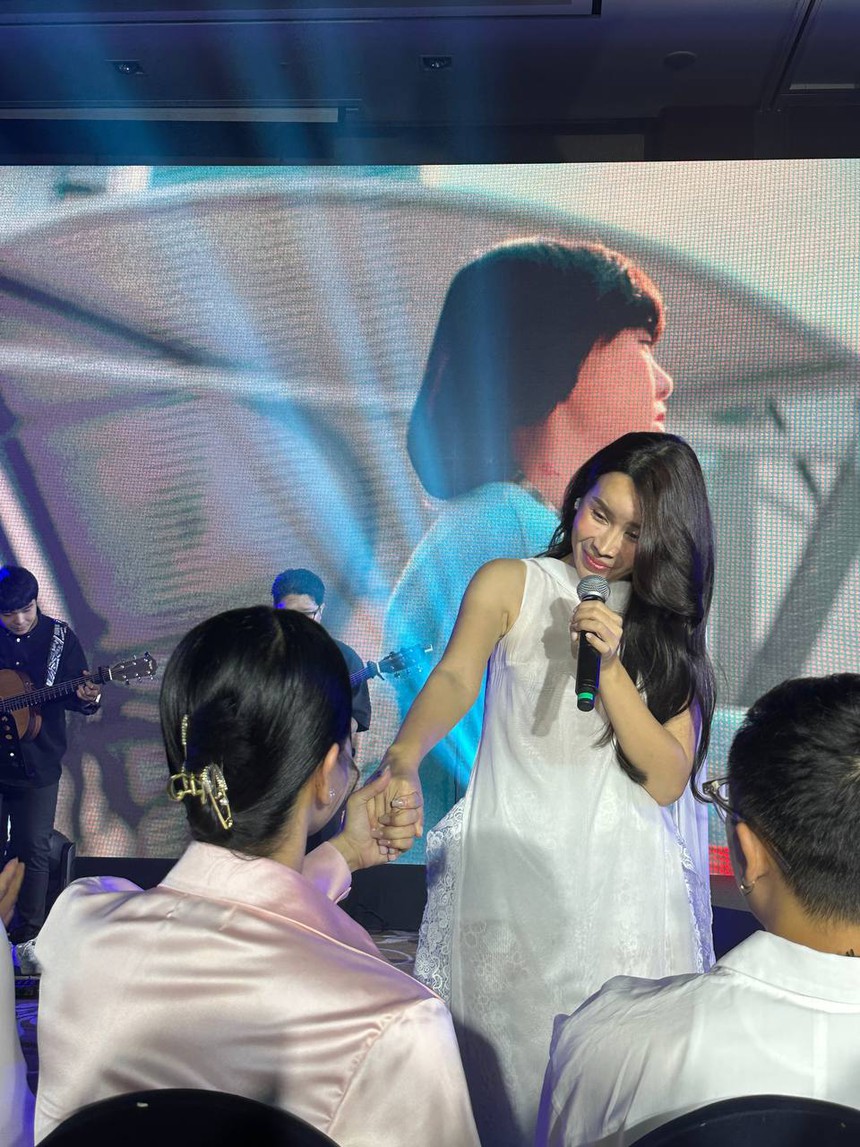 'Team qua đường' bắt cận visual nét căng của Diệp Lâm Anh, biểu cảm trước bài hát chia tay gây chú ý - Ảnh 3. 'Team qua đường' bắt cận visual nét căng của Diệp Lâm Anh, biểu cảm trước bài hát chia tay gây chú ý - Ảnh 3.