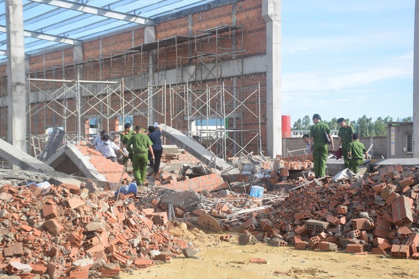 Vụ sập tường, 11 người chết, bị thương ở Bình Định: Bắt tạm giam quản lý dự án và giám đốc công ty xây dựng - Ảnh 1.