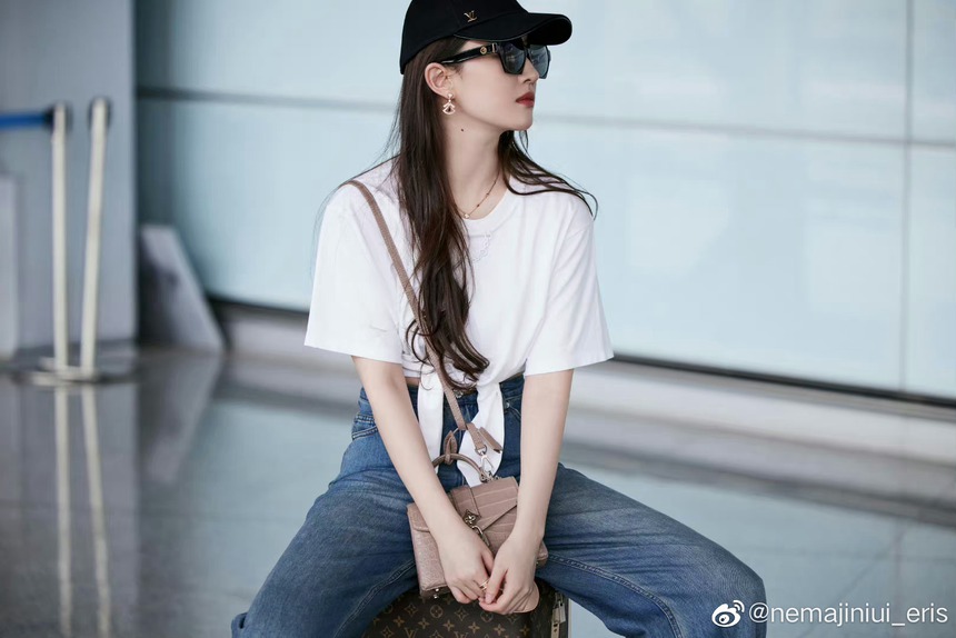 Lưu Diệc Phi khoe thần thái chuẩn "visual" tại sân bay, nhưng vòng 2 mới là tiêu điểm gây chú ý - Ảnh 2.