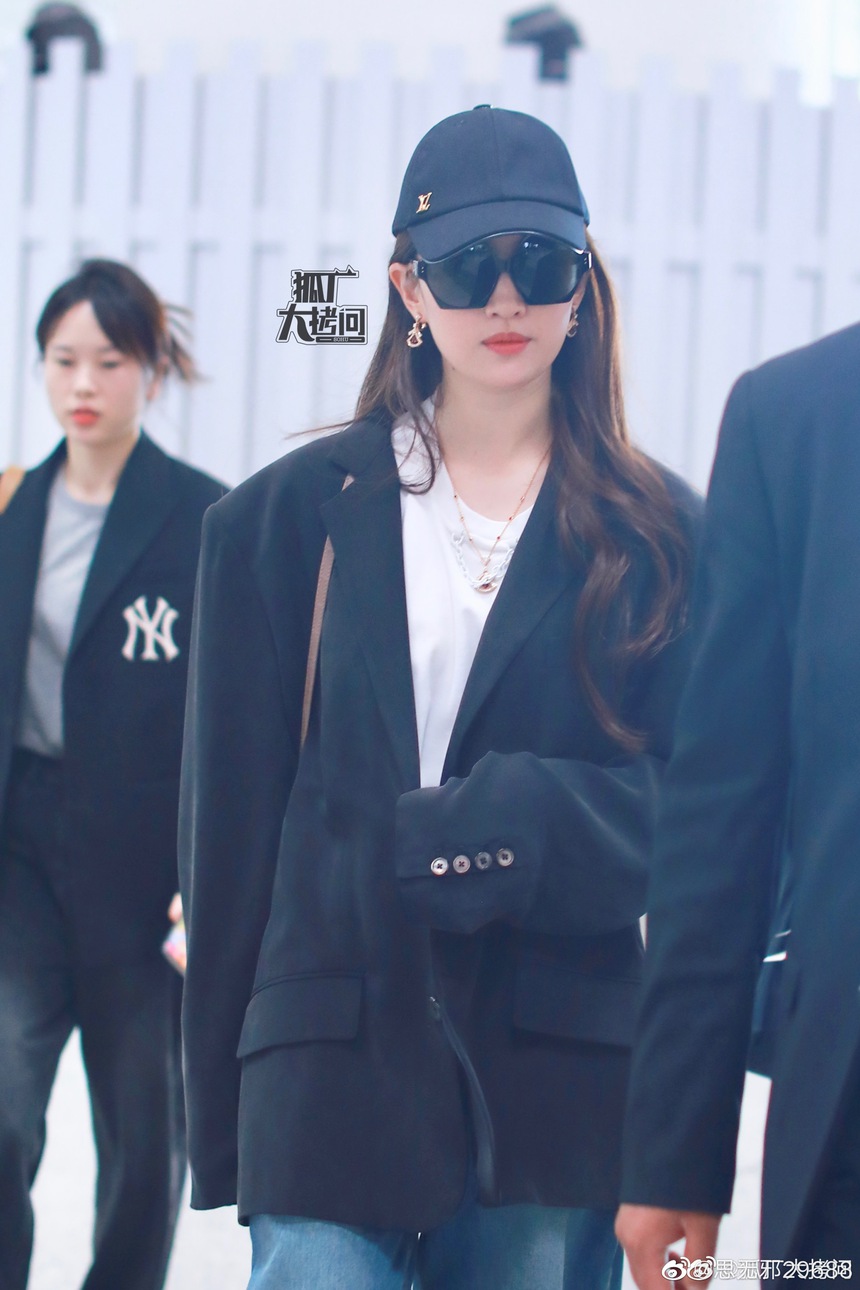 Lưu Diệc Phi khoe thần thái chuẩn "visual" tại sân bay, nhưng vòng 2 mới là tiêu điểm gây chú ý - Ảnh 5.