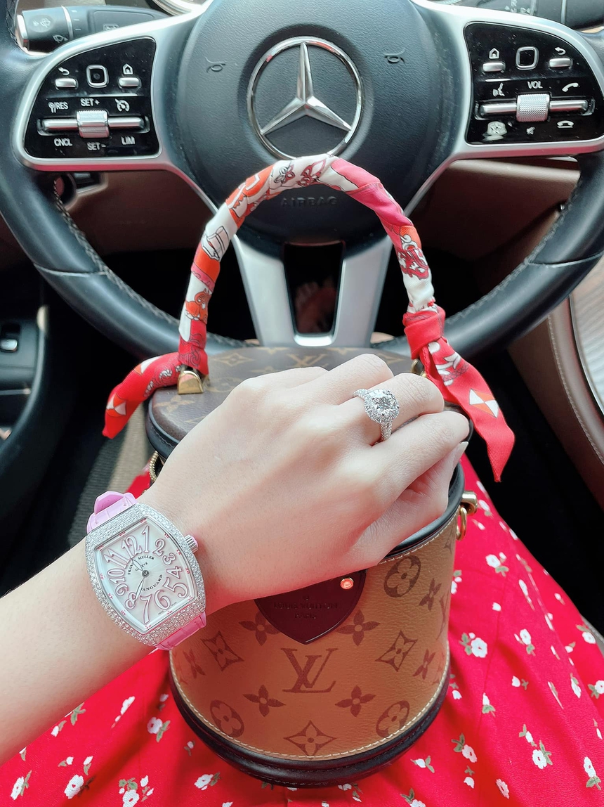 Nữ 'đại gia ngầm' của Vbiz: Sở hữu tài sản 'khủng' ở tuổi 34, gây choáng khi 1 lúc mua 3 căn nhà sau khi chia tay - Ảnh 15. Nữ 'đại gia ngầm' của Vbiz: Sở hữu tài sản 'khủng' ở tuổi 34, gây choáng khi 1 lúc mua 3 căn nhà sau khi chia tay - Ảnh 15.