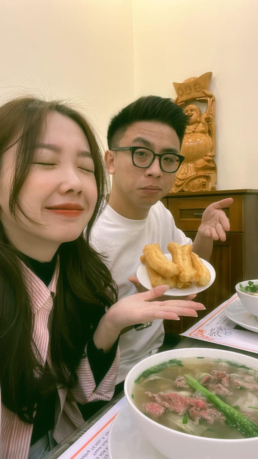 Cuộc sống vợ chồng son của thiếu gia hệ thống phở nổi tiếng Hà Nội: Trên mạng hướng ngoại 100%, ngoài đời thừa nhận là “người già” lười đi chơi cuối tuần - Ảnh 3.