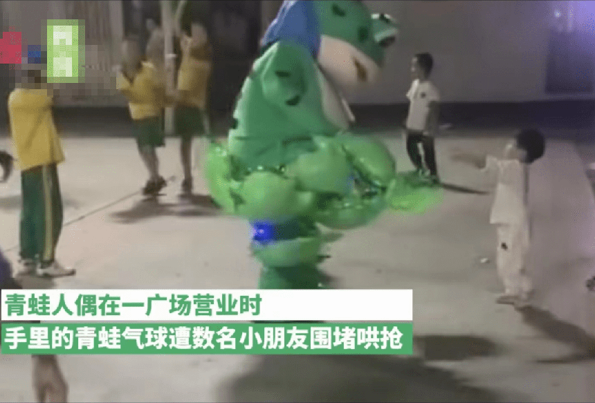 Nữ sinh bán bóng bay bị nhóm trẻ con vây đánh trêu trọc đến phát khóc, phụ huynh không can ngăn còn khẳng định: “Lỗi không phải tại con” - Ảnh 2.