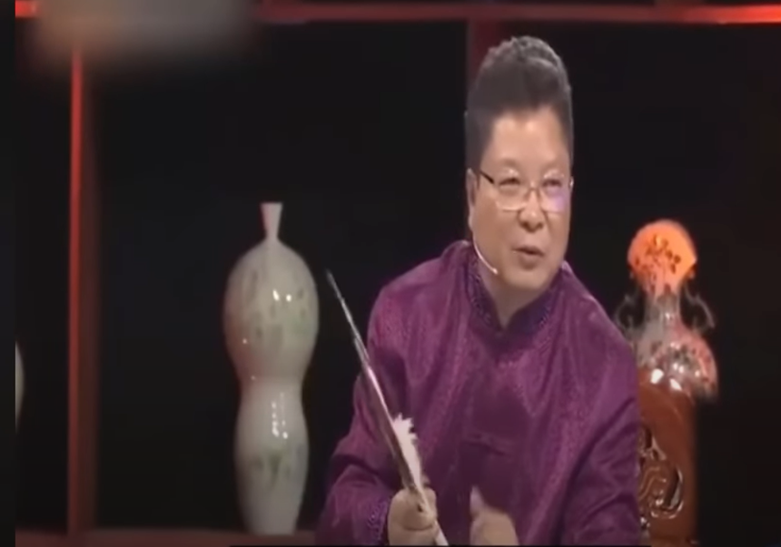 Chàng trai đem quạt lông vũ của Gia Cát Lượng đi kiểm định, chuyên gia giật mình: "Giá không dưới 30 tỷ đồng nhưng bán sẽ gặp đại họa" - Ảnh 4. Chàng trai đem quạt lông vũ của Gia Cát Lượng đi kiểm định, chuyên gia giật mình: "Giá không dưới 30 tỷ đồng nhưng bán sẽ gặp đại họa" - Ảnh 4.