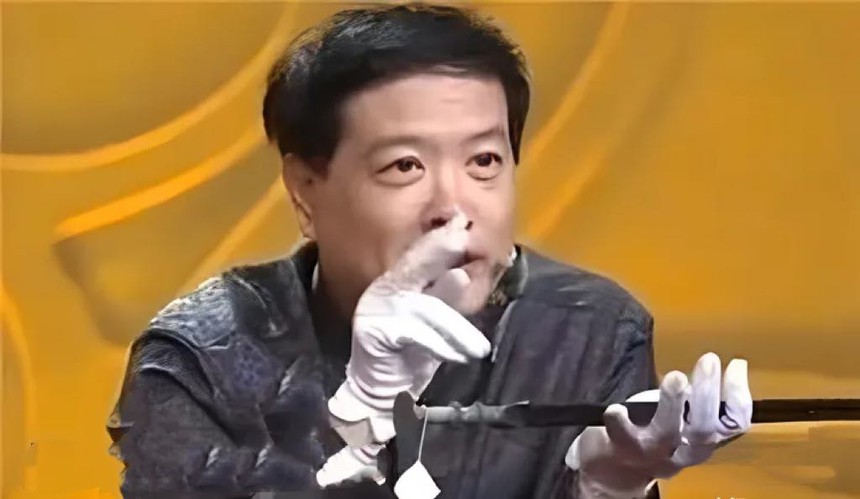 Chàng trai đem quạt lông vũ của Gia Cát Lượng đi kiểm định, chuyên gia giật mình: "Giá không dưới 30 tỷ đồng nhưng bán sẽ gặp đại họa" - Ảnh 6. Chàng trai đem quạt lông vũ của Gia Cát Lượng đi kiểm định, chuyên gia giật mình: "Giá không dưới 30 tỷ đồng nhưng bán sẽ gặp đại họa" - Ảnh 6.