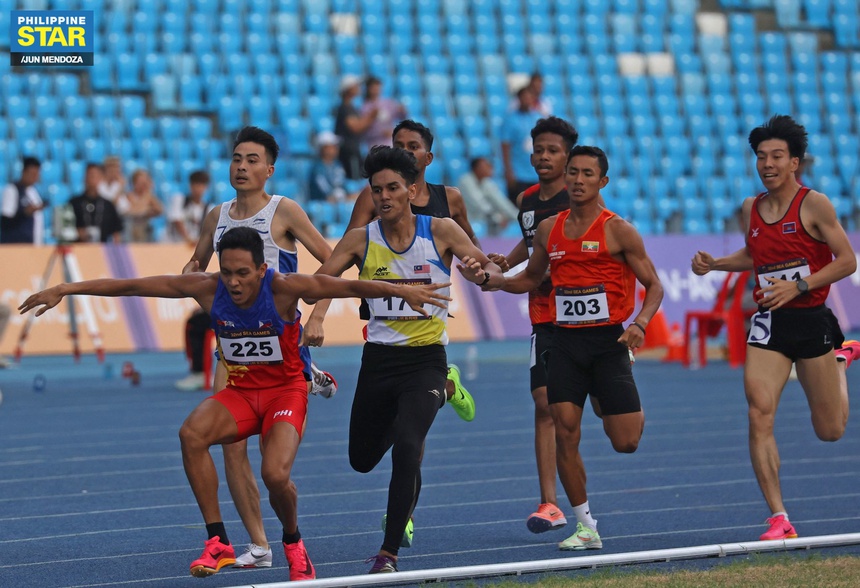 Cảm phục VĐV từ chối bỏ cuộc dù bị chấn thương trên đường chạy, nỗ lực dùng hết sức bò qua vạch đích - Ảnh 1.