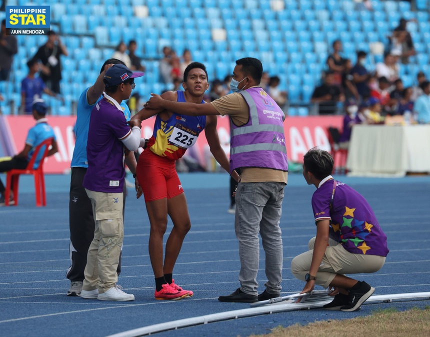 Cảm phục VĐV từ chối bỏ cuộc dù bị chấn thương trên đường chạy, nỗ lực dùng hết sức bò qua vạch đích - Ảnh 4.