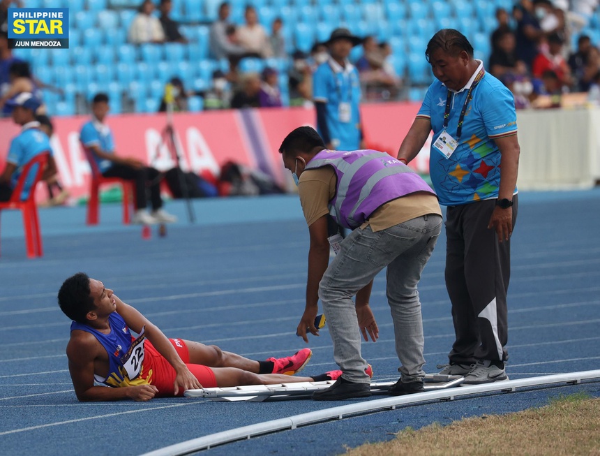 Cảm phục VĐV từ chối bỏ cuộc dù bị chấn thương trên đường chạy, nỗ lực dùng hết sức bò qua vạch đích - Ảnh 3.