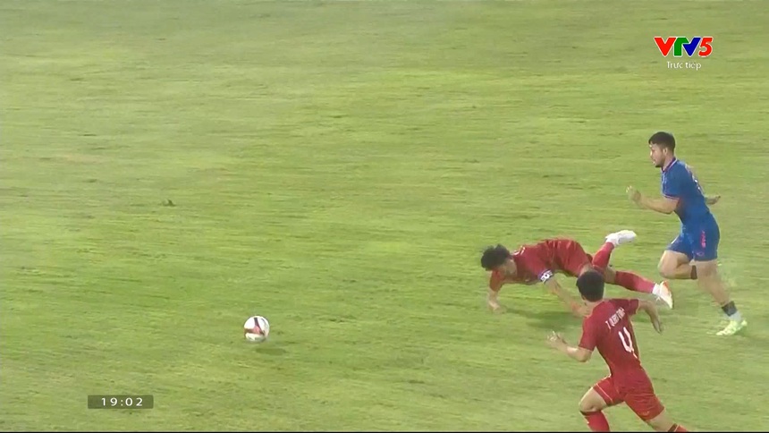 HLV Park Hang-seo chưa ngồi nóng chỗ, học trò cưng đã 'vấp cỏ' khiến U22 Việt Nam nhận bàn thua U22 Thái Lan - Ảnh 1.