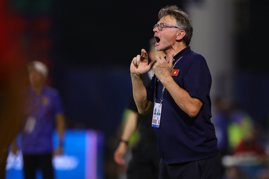 Nhận "đòn thù" từ Thái Lan, thầy trò HLV Troussier sẽ "lùi một bước" để tái hiện kỳ tích? - Ảnh 3. Nhận "đòn thù" từ Thái Lan, thầy trò HLV Troussier sẽ "lùi một bước" để tái hiện kỳ tích? - Ảnh 3.