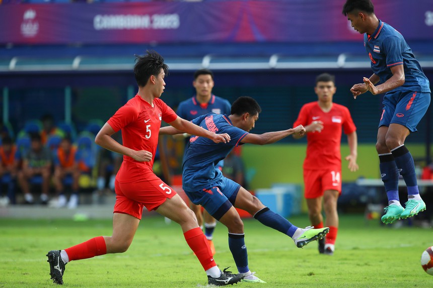 Nhận "đòn thù" từ Thái Lan, thầy trò HLV Troussier sẽ "lùi một bước" để tái hiện kỳ tích? - Ảnh 1. Nhận "đòn thù" từ Thái Lan, thầy trò HLV Troussier sẽ "lùi một bước" để tái hiện kỳ tích? - Ảnh 1.