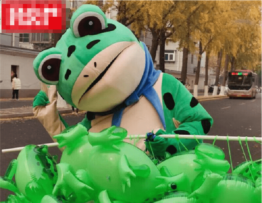 Nữ sinh bán bóng bay bị nhóm trẻ con vây đánh trêu trọc đến phát khóc, phụ huynh không can ngăn còn khẳng định: “Lỗi không phải tại con” - Ảnh 1.