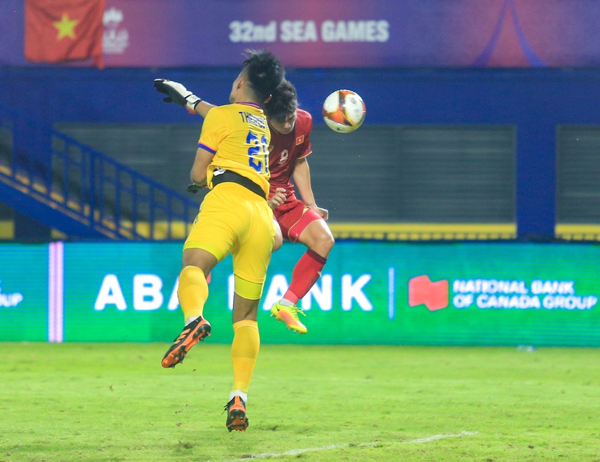 Khuất Văn Khang ôm đầu vì bỏ lỡ cơ hội, U22 Việt Nam bị đối thủ phạm lỗi như 'đốn củi' - Ảnh 4.