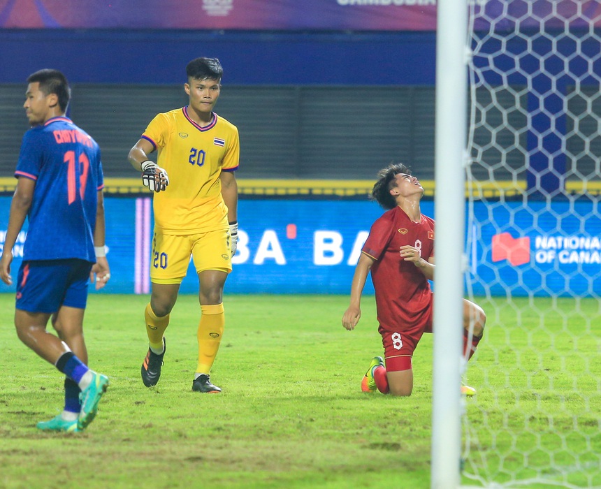 Khuất Văn Khang ôm đầu vì bỏ lỡ cơ hội, U22 Việt Nam bị đối thủ phạm lỗi như 'đốn củi' - Ảnh 5.