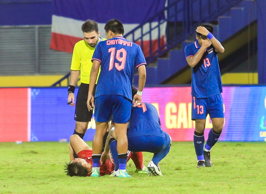 Khuất Văn Khang ôm đầu vì bỏ lỡ cơ hội, U22 Việt Nam bị đối thủ phạm lỗi như 'đốn củi' - Ảnh 6.