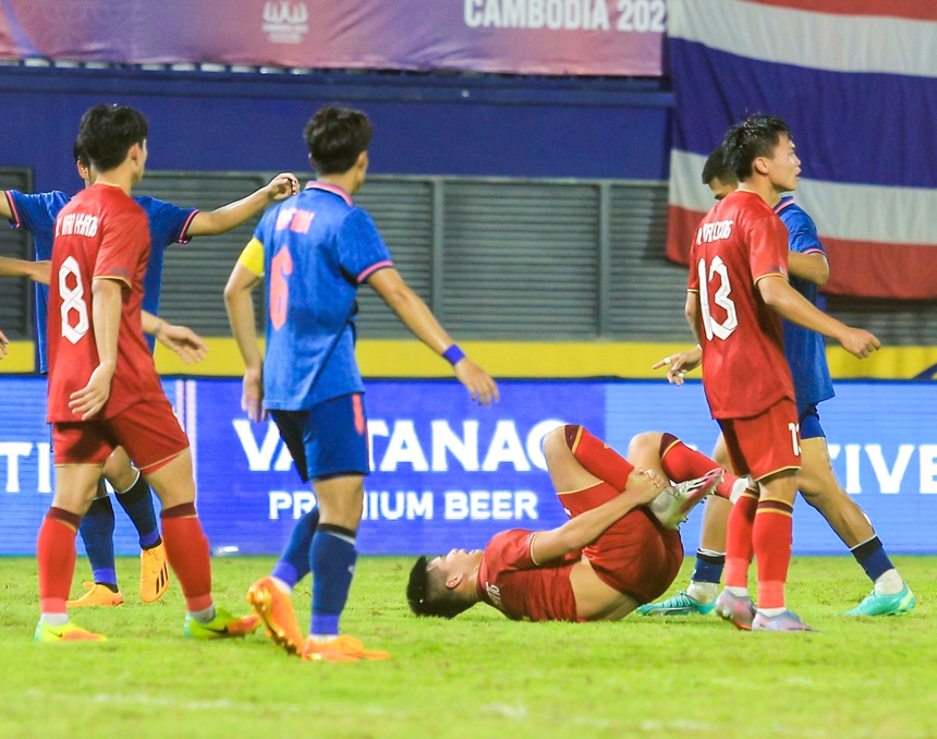 Khuất Văn Khang ôm đầu vì bỏ lỡ cơ hội, U22 Việt Nam bị đối thủ phạm lỗi như 'đốn củi' - Ảnh 9.
