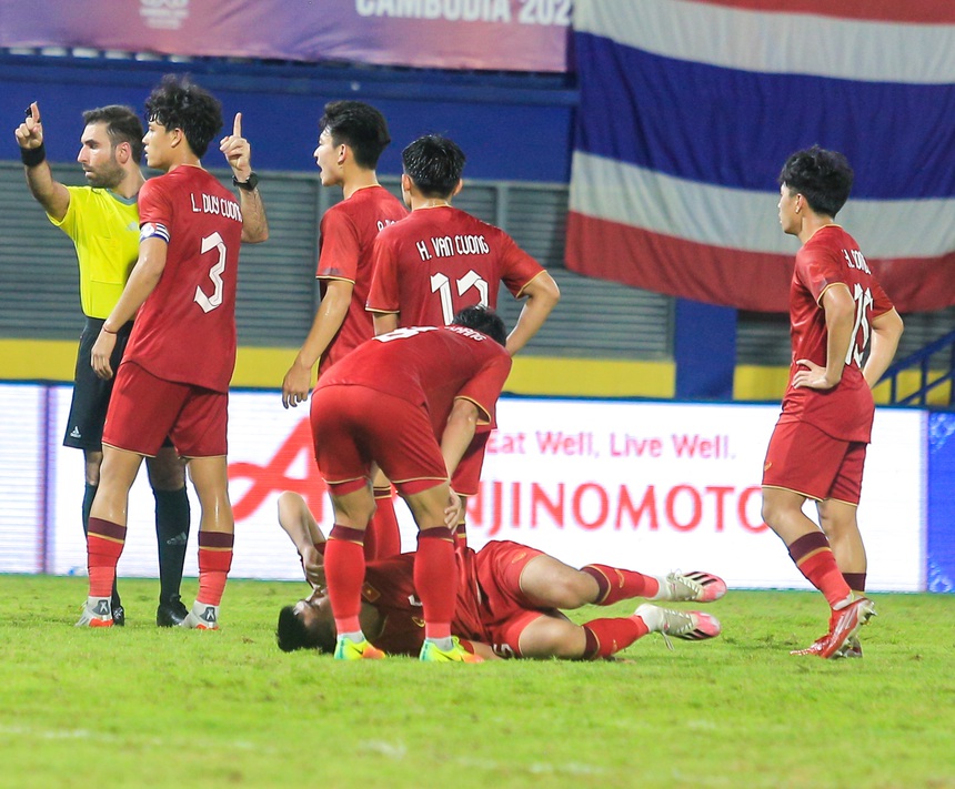 Khuất Văn Khang ôm đầu vì bỏ lỡ cơ hội, U22 Việt Nam bị đối thủ phạm lỗi như 'đốn củi' - Ảnh 8.