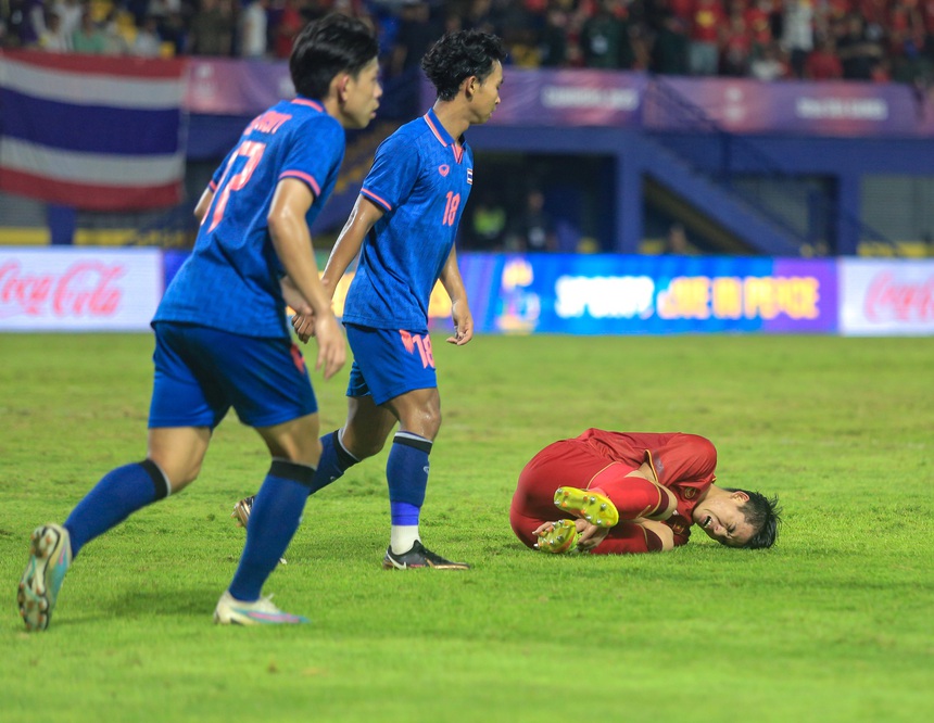 Khuất Văn Khang ôm đầu vì bỏ lỡ cơ hội, U22 Việt Nam bị đối thủ phạm lỗi như 'đốn củi' - Ảnh 7.