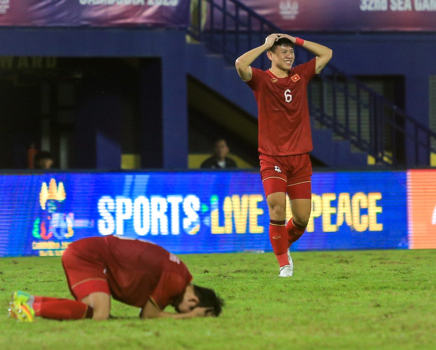 Khuất Văn Khang ôm đầu vì bỏ lỡ cơ hội, U22 Việt Nam bị đối thủ phạm lỗi như 'đốn củi' - Ảnh 2.