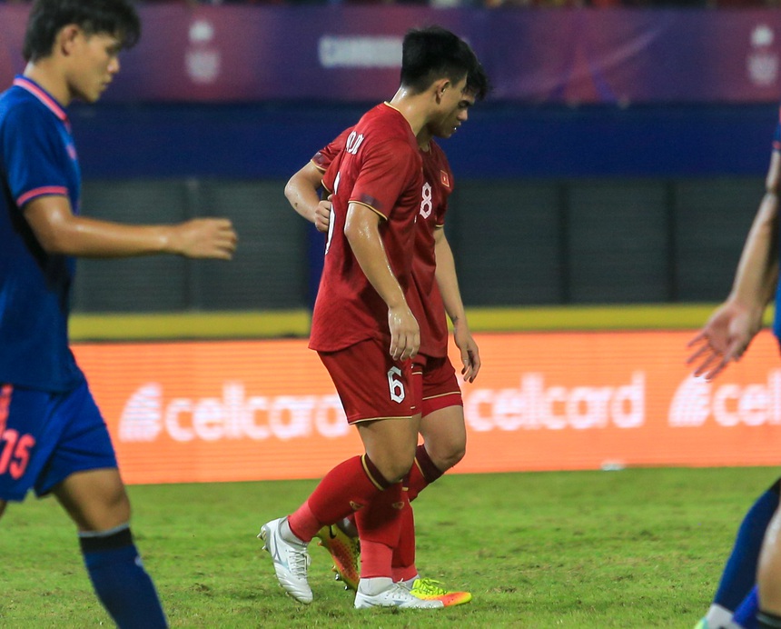 Khuất Văn Khang ôm đầu vì bỏ lỡ cơ hội, U22 Việt Nam bị đối thủ phạm lỗi như 'đốn củi' - Ảnh 12.