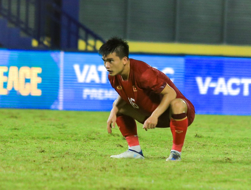 Khuất Văn Khang ôm đầu vì bỏ lỡ cơ hội, U22 Việt Nam bị đối thủ phạm lỗi như 'đốn củi' - Ảnh 11.