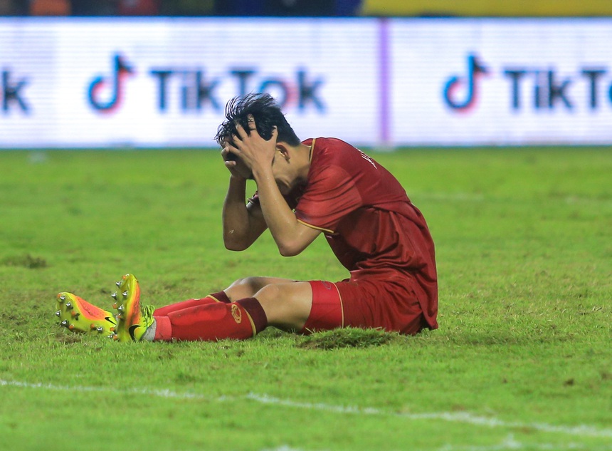 Khuất Văn Khang ôm đầu vì bỏ lỡ cơ hội, U22 Việt Nam bị đối thủ phạm lỗi như 'đốn củi' - Ảnh 1.