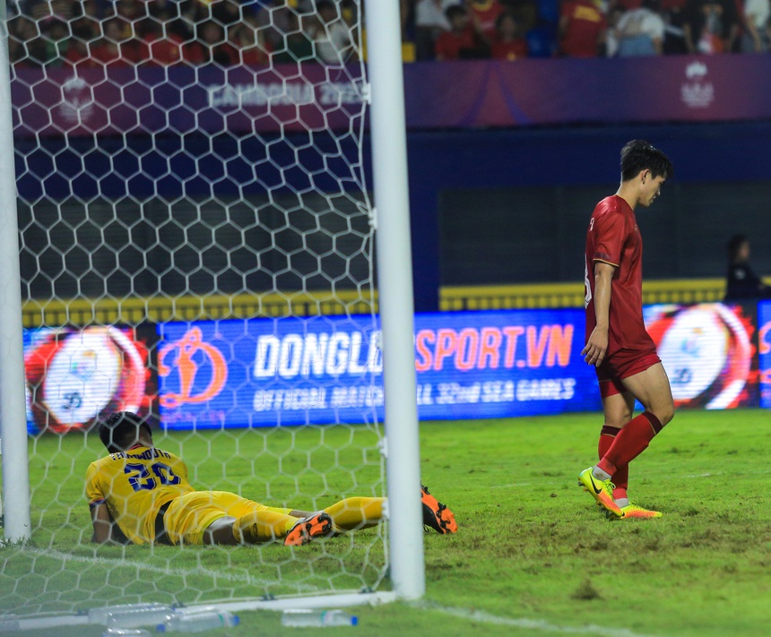 Khuất Văn Khang ôm đầu vì bỏ lỡ cơ hội, U22 Việt Nam bị đối thủ phạm lỗi như 'đốn củi' - Ảnh 3.