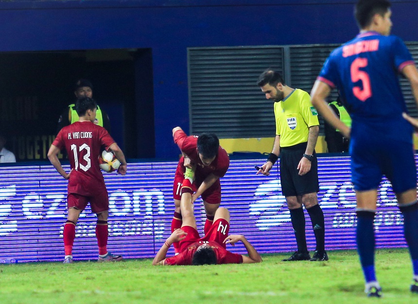 Khuất Văn Khang ôm đầu vì bỏ lỡ cơ hội, U22 Việt Nam bị đối thủ phạm lỗi như 'đốn củi' - Ảnh 10.